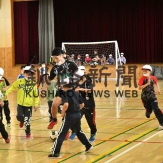 児童らフットサルに熱中　エスポラーダ北海道、市内４校で出前授業(2022-07-05)