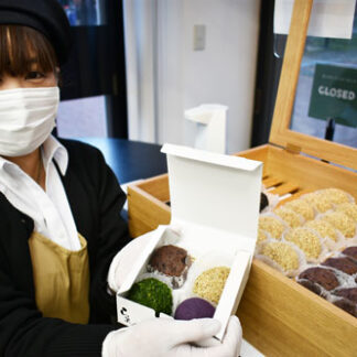 おはぎ 色とりどり　阿寒湖新名物、花ゆう香で全８種販売(2022-07-15)