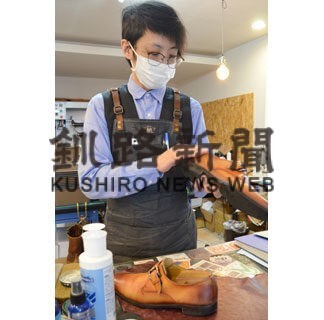 足の悩み中敷きで軽減　靴工房きびす、靴に合わせ製作(2022-07-08)