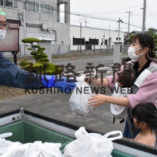 町内全２３３９世帯に活ホタテ無償配布　標津漁協漁船漁業部会(2022-07-16)