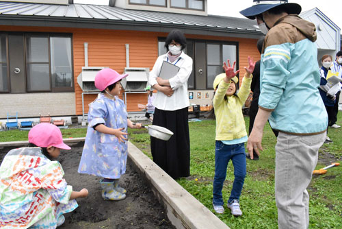 児童教育の在り方学ぶ 初任教員、幼稚園で研修(2022-07-30)