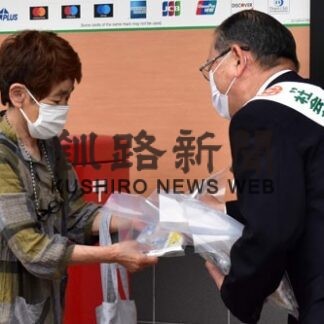 社明運動で街頭啓発、石垣市長ら資材配る　強化月間で市内２カ所(2022-07-13)