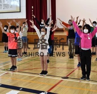劇団員から直接指導　美原小でミュージカルワークショップ(2022-07-29)