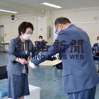 釧路釧本、５人と２団体に感謝状　防犯交通安全運動を推進(2022-07-30)