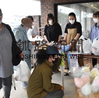 コロナ禍困窮、助かります　ケアコートひまわりが食料品無料配布(2022-07-24)
