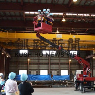 「天井に手が届きそう」　共栄小児童が釧路製作所見学(2022-07-03)