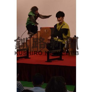 巧みな猿まわし来場者から歓声　関西の団体(2022-07-30)