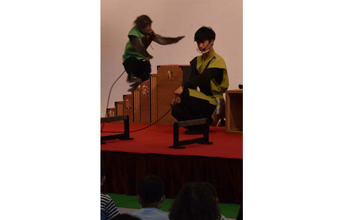 巧みな猿まわし来場者から歓声 関西の団体(2022-07-30)