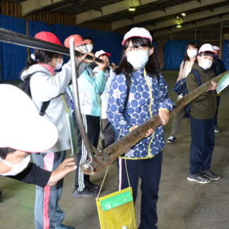 コンブ漁の大変さ実感　浜中小出前授業　基幹産業の漁業理解(2022-07-02)