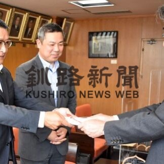 光陽小と新陽小に図書１０万円分寄贈　釧路ぬさまいライオンズクラブ(2022-07-19)