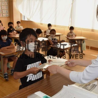 待ちに待った夏休みに笑顔　小中、義務教育学校で終業式(2022-07-27)