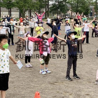 元気に２００人　共栄小でラジオ体操(2022-07-30)