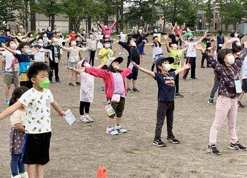 元気に200人 共栄小でラジオ体操(2022-07-30)