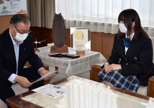 村田さん(根室高書道部)全国文化祭へ 全道で推薦枠(2022-07-30)