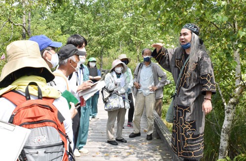 動物園でアイヌ文化体験 モニターツアーでガイド解説や木彫り製作(2022-07-29)