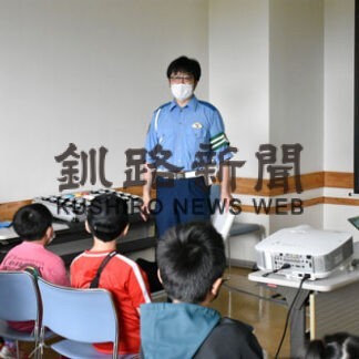 ながらスマホやめよう　美警、子供らに交通安全教室(2022-07-24)