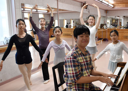 生演奏でバレエレッスン ピアニスト佐藤さんの伴奏で(2022-07-29)