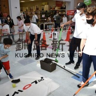 クレインズ選手、買い物客と交流　イオンで写真撮影やサイン会(2022-08-22)