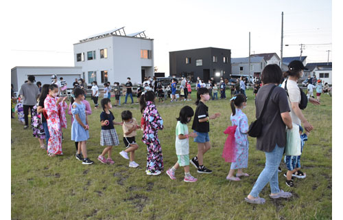 念願の公園で笑顔の輪 昭和中央6丁目初の盆踊り(2022-08-28)