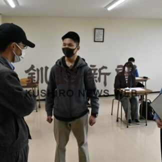 高校生ら職務質問に挑戦　分校でオープンキャンパス(2022-08-16)