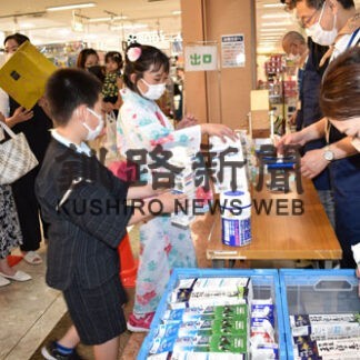 牛乳パックで巨大牛　ＪＡが消費拡大イベント(2022-08-12)