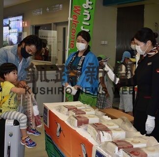 釧路─名古屋線運航開始　広域観光誘致推進協、初便の搭乗客出迎え(2022-08-03)