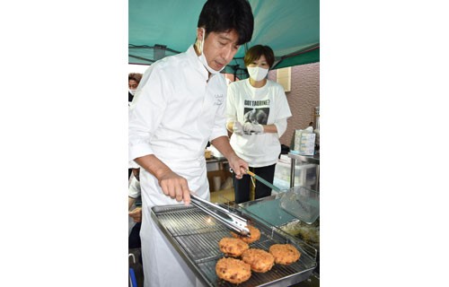 ブランド化へヒアガーデン会場でツブのコロッケ販売(2022-08-30)