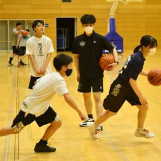 小中生バスケの技学ぶ　レバンガアカデミー釧路校で体験会(2022-08-15)