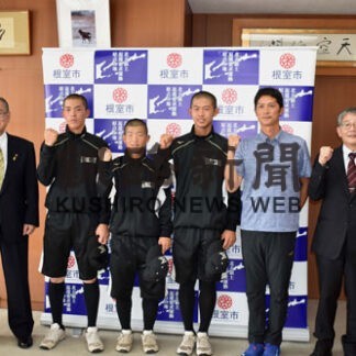 駒苫野球部が来根　地元出身線種ら市長表敬(2022-08-13)