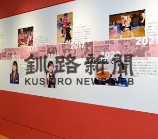 女子バスケ本川選手の活躍 パネルで紹介　(2022-08-21)