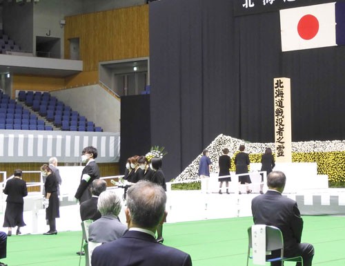 平和への祈り新たに 道戦没者追悼式に100人参列(2022-09-01)