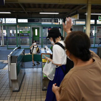 コロナ禍再会、別れ惜しむ　空港や駅でＵターン始まる_1(2022-08-15)