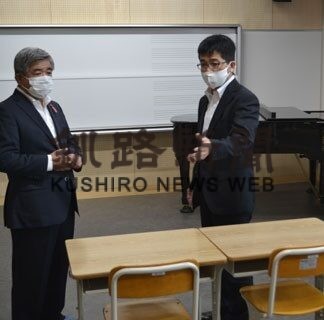 幼保小中一体型施設あす開校　町長が新校舎視察　(2022-08-19)