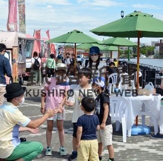 釧路リバーサイドで外国風のオープンテラス　大道芸や食事楽しむ(2022-08-21)