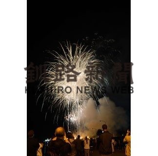 サプライズ花火満開　満天のくしろ　コロナ禍、元気届ける(2022-08-23)