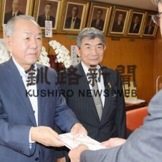 宮友会、市に３０万円　赤十字には１０万円寄付(2022-08-21)