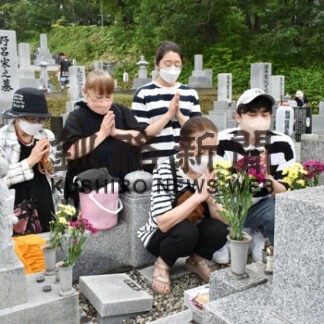 亡き先祖思い手合わせ、盆入りで家族連れら墓参り(2022-08-14)