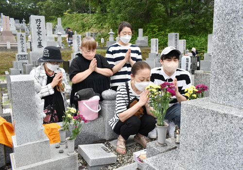 亡き先祖思い手合わせ、盆入りで家族連れら墓参り(2022-08-14)
