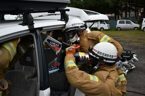 資器材活用し車両破壊 釧路市西消防署、廃車で訓練(2022-08-30)