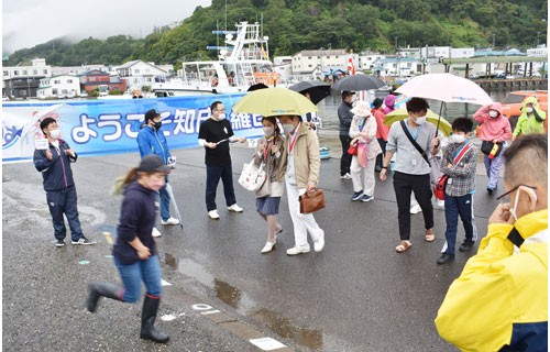 にっぽん丸 3年ぶり羅臼寄港 300人知床観光へ(2022-08-30)