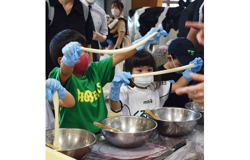 チーズ製造体験楽しむ なかしべつ空港フェスタ_1(2022-08-28)