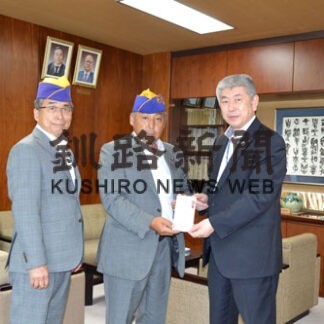 町内２図書室に図書カード寄贈　釧路湿原ライオンズク(2022-08-06)