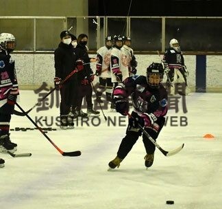 Ｕ１２、Ｕ１５世代 氷上練習　女子アイホ、浮田、大澤選手ら指導(2022-08-16)