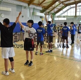 けがをしない体づくりを　ハンド部小中高生学ぶ(2022-08-22)