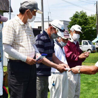 青空の下で腕前競う　パークゴルフ大会(2022-08-13)