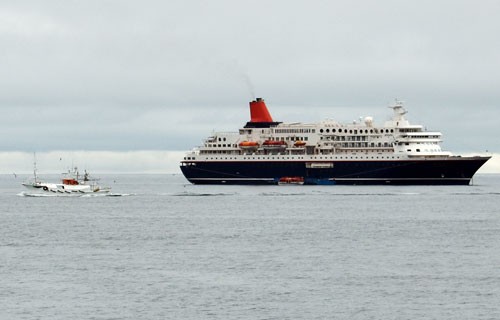 にっぽん丸 3年ぶり羅臼寄港 300人知床観光へ_1(2022-08-30)