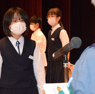 堀さん、石村さんの標語最優秀　阿寒町地区交通安全・防犯大会(2022-08-15)