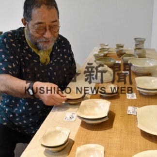 普段使いの器並ぶ　恵南さんの陶芸展７日まで(2022-08-05)