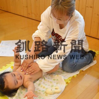 ママこっこ広場でマッサージなど学ぶ(2022-08-12)