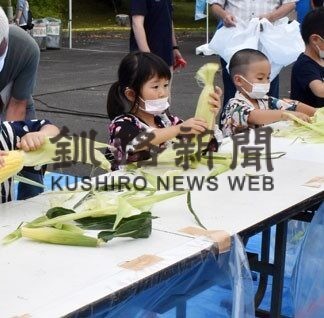トウモロコシ早むき挑戦　しべちゃ夏まつり(2022-08-17)